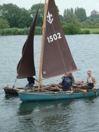 Een catamaran van twee kano's.